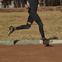 Coureur avec bas de compression sur piste extérieure